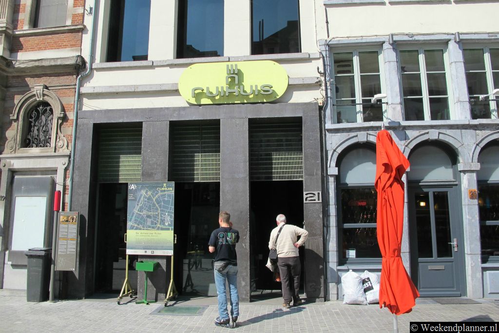 In het Ruihuis op de Suikerrui kun je met een gids afdalen naar de 17de-eeuwse riolen en grachten onder de stad.Tips: De attracties rond de Groenmarkt.